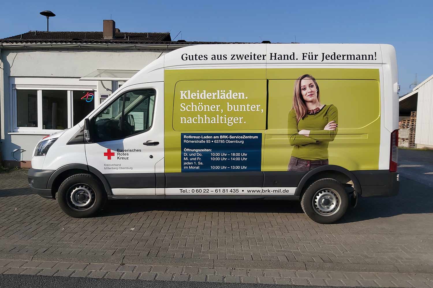 brk Transporter mit Kleiderspende-Aufschrift