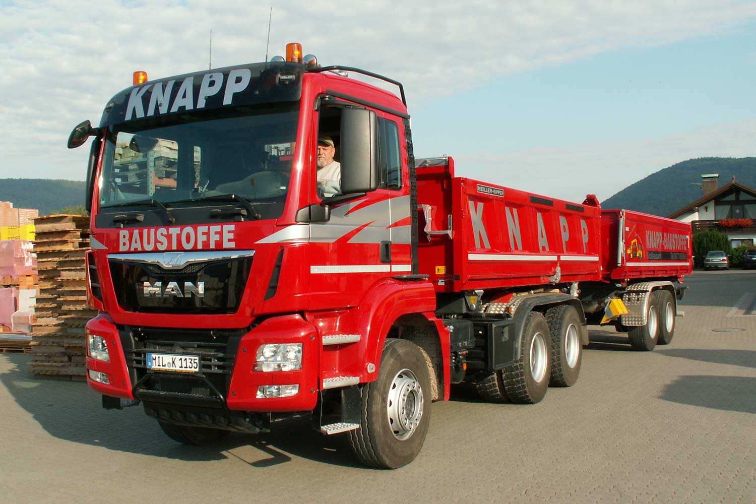 Knapp Baustoffe LKW mit Anhänger